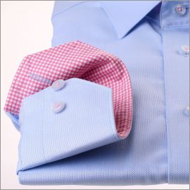 Camisa azul claro con blanco y rosa cuello y puños a cuadros