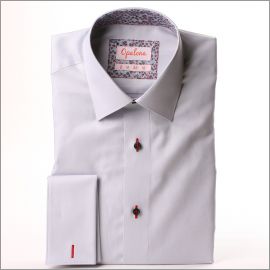 Gris puño de la camisa francés de luz con gris-azul y collar de patrón de color rojo y puños