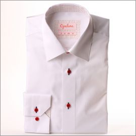 Camisa blanca con cuello irregular rojo y azul marino y puños