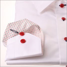 Camisa blanca con cuello irregular rojo y azul marino y puños