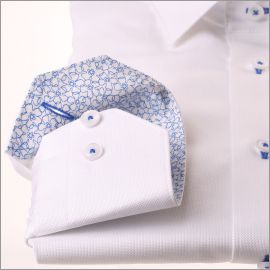 Weißes Hemd mit blauen Blumen Kragen und Manschetten