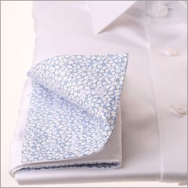 Chemise blanche à col et poignets mousquetaires fleuris bleus