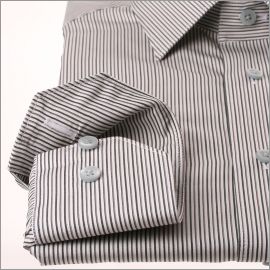 Chemise à fines rayures vertes et grises sur fond blanc