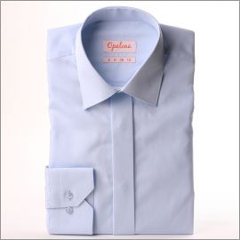 Camisa de popelina azul claro con una tapeta cubierto