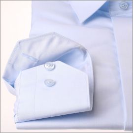 Lichtblauw poplin shirt met een overdekte sluiting