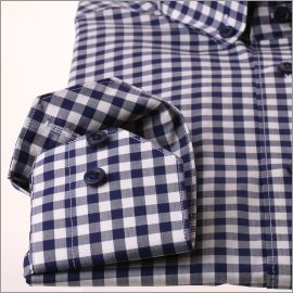 Armada a cuadros azul y camisa blanca abotonada