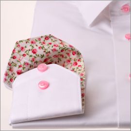 Weißes Hemd mit rosa Blumen Kragen und Manschetten