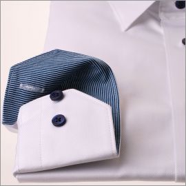 Camisa blanca con rayas azules delgadas sobre una tela azul marino en el cuello y los puños