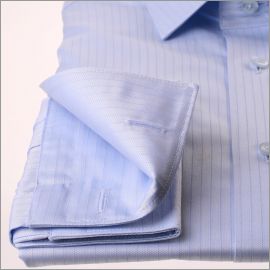 Chemise bleu clair rayée à poignets mousquetaires