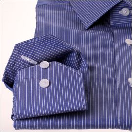 azul oscuro con rayas blanca y delgada camisa