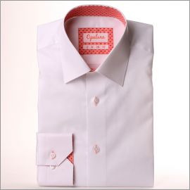 Camisa blanca con puntos rojos y rosados ​​cuello y puños