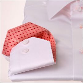 Camisa blanca con puntos rojos y rosados ​​cuello y puños