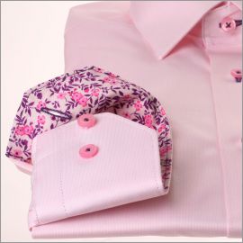 camisa rosa con cuello y puños de flores de color rosa y púrpura