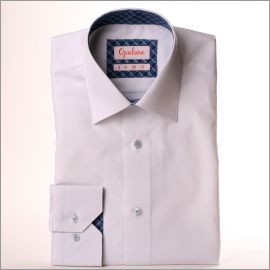 Camisa blanca con cuello y puños de cuadros azul
