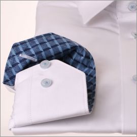 Camisa blanca con cuello y puños de cuadros azul