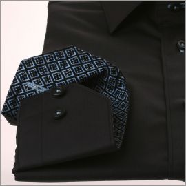 camisa de color negro con cuello y puños modelo azul