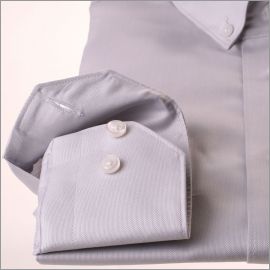 Camisa gris a cuello abotonado