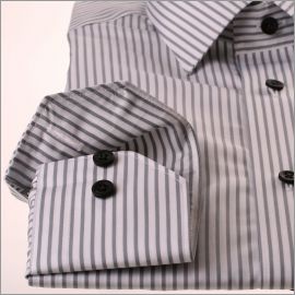 Camisa blanca con rayas grises