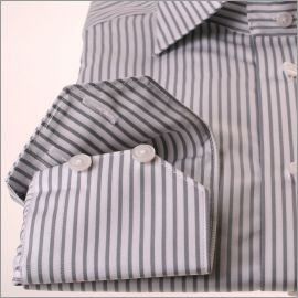 Camisa blanca a rayas gris