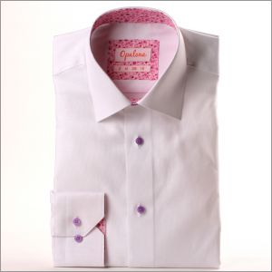 Camisa blanca con cuello y puños floral rosa