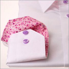 Camisa blanca con cuello y puños floral rosa