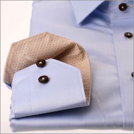 Chemise bleue à col et poignets à motifs beiges et bleus