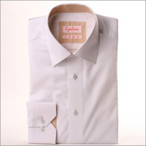Camisa blanca con cuello y puños de color beige