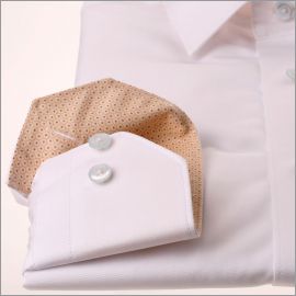 Camisa blanca con cuello y puños de color beige