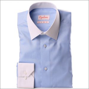 Camisa azul oxford con cuello y puños blanco