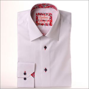 Chemise blanche à col et poignets à motifs fleuris rouges