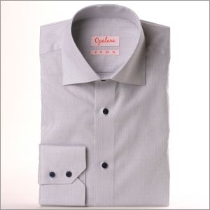 camisa blanca botones azules