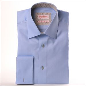 Camisa azul con puños doble, cuello y puños con lunares gris