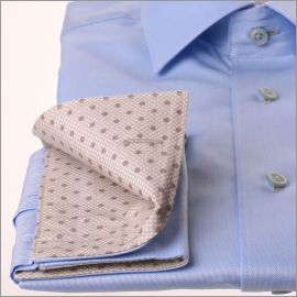 Camisa azul con puños doble, cuello y puños con lunares gris