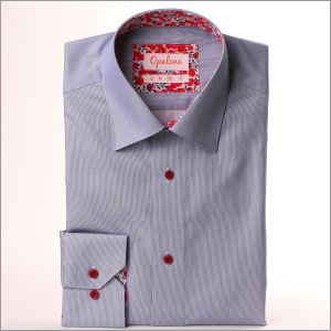 Chemise bleu foncé à col et poignets à motifs fleuris rouges