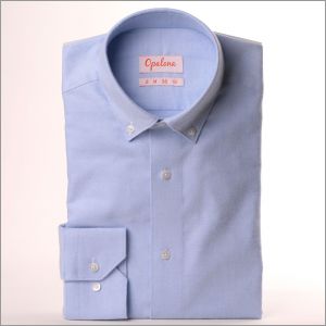 Camisa con cuello abotonado azul claro en algodón cepillado