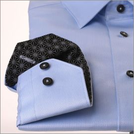 Chemise bleue à col et poignets noirs à motifs gris