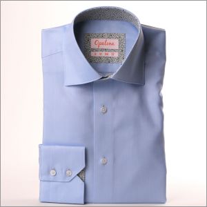 Lichtblauw shirt met grijze bubbelpatroonkraag en manchetten