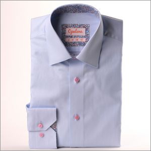 Camisa azul claro con cuello y puños florales azules y rosas