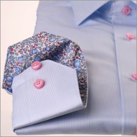 Chemise bleu ciel à col et poignets fleuris rose et bleu