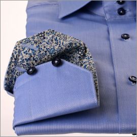 Blauw shirt met donkerblauwe bloemen kraag en manchetten