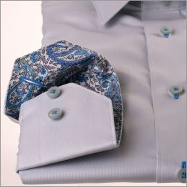 Licht grijs shirt met blauwe paisley kraag en manchetten