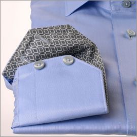 Chemise bleu à col et poignets à losanges gris