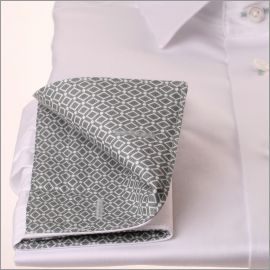 Weißes, französisches Stulpenhemd mit grauem Diamantkragen und -bündchen