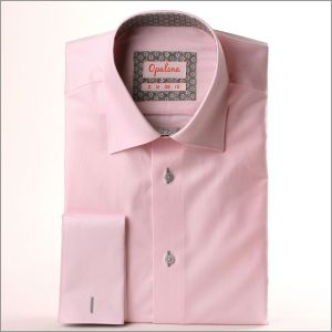 Camisa rosa con cuello y puños florales grises