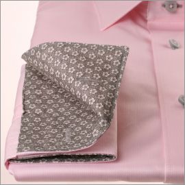 Camisa rosa con cuello y puños florales grises