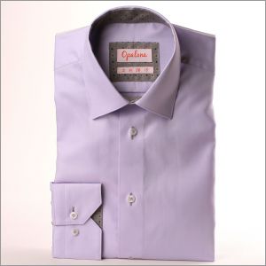 Camisa lila con cuello y puños de punto gris