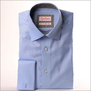 Chemise bleue à col et poignets gris à pois