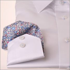 Chemise blanche à col et poignets fleuris rose et bleu