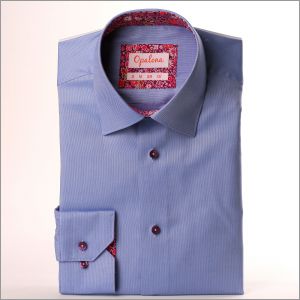 Camisa azul con cuello floral y puños morado