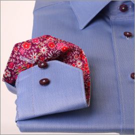 Camisa azul con cuello floral y puños morado